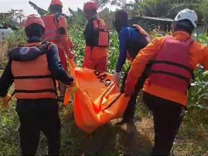 Jasad Pria Bunuh Diri Loncat dari Jembatan Semampir Kota Kediri Ditemukan Jasad Pria Bunuh Diri Loncat dari Jembatan Semampir Kota Kediri Ditemukan