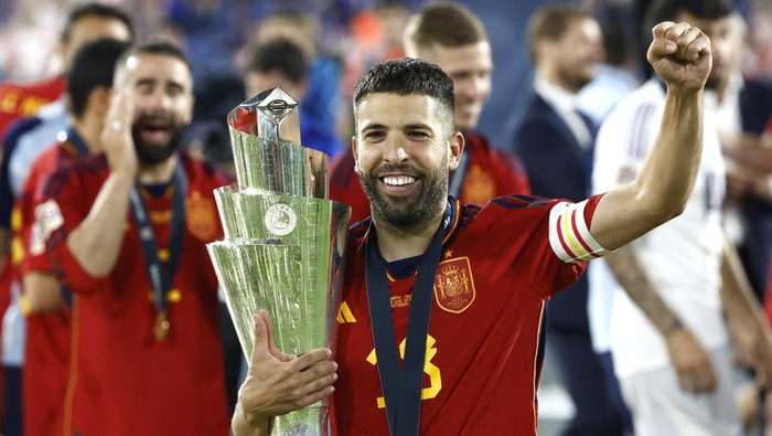 Soccer Football - UEFA Nations League Final - Croatia v Spain - Feyenoord Stadium, Rotterdam, Netherlands - June 18, 2023 Spains Jordi Alba celebrates with the trophy after winning the UEFA Nations League final REUTERS/Piroschka Van De Wouw