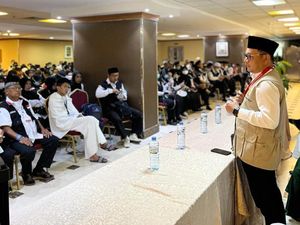 Bertemu Petugas Haji Jawa Barat di Makkah, Kang Ace: Berikan Pelayanan Terbaik