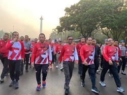 Jalan Santai Bareng Mahfud Md, Kapolri Lepas Bhayangkara Fun Walk di Monas