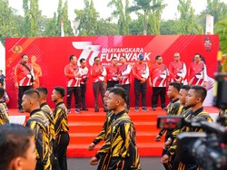 Momen Kapolri & Istri Nyanyi Pamer Bojo di Fun Walk Hari Bhayangkara