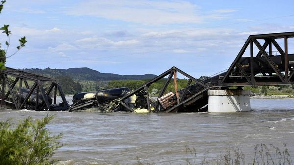 Kereta Barang Terjun ke Sungai Yellowstone AS Imbas Jembatan Roboh