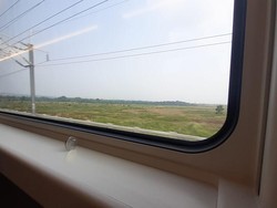 Wuss... Kereta Cepat Uji Coba 300 Km/Jam, Koin Beneran Nggak Jatuh