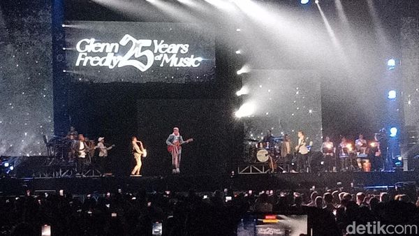 Konser 25 Tahun Glenn Fredly Bawa Penonton Nostalgia