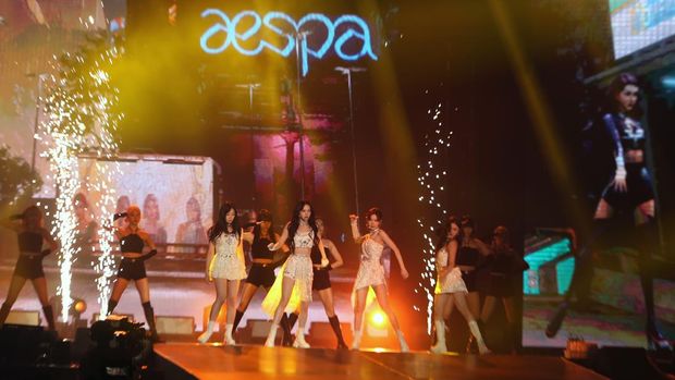Konser grup musik Korea Selatan Aespa Grup band asal Korea Selatan Aespa tampil di hadapan penggemarnya saat konser di Indonesia Convention Exhibition (ICE), Kabupaten Tangerang, Banten, Sabtu (24/6/2023). Grup band yang beranggotakan Karina, Giselle, Winter, dan NingNing tersebut menggelar konser pertamanya di Indonesia. ANTARA FOTO/Muhammad Iqbal/aww.