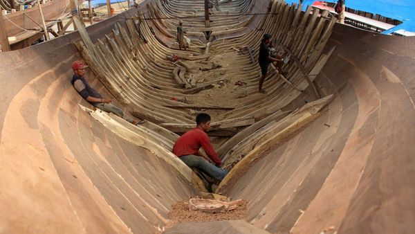 Melihat Pembuatan Kapal Phinisi di Makassar