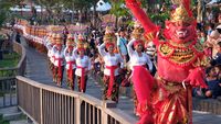 Meriahnya Parade Mapeed di Tanah Lot Bali