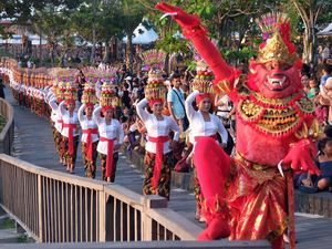 Meriahnya Parade Mapeed di Tanah Lot Bali Meriahnya Parade Mapeed di Tanah Lot Bali