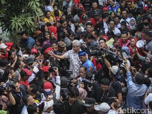 Blusukan di Pasar Minggu Jaksel, Ganjar Tegaskan Belum Kampanye