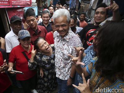 Momen Ganjar Blusukan ke Gang Sempit di Jakarta Utara