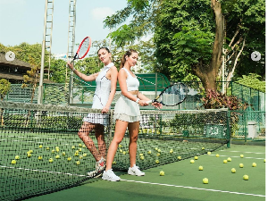Tren Kecantikan Tenniscore, Perpaduan Sporty & Elegan yang Lagi Hits