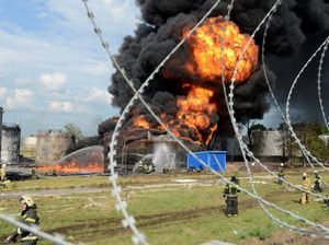 Penampakan Depot Minyak di Rusia Kebakaran Hebat