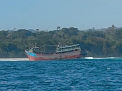 Penampakan Kapal Nelayan Tabrak Karang di Alas Purwo Berujung 1 ABK Tewas