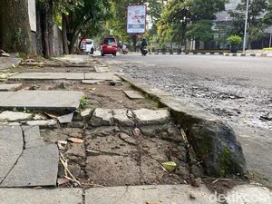 Rontoknya Trotoar di Jalan Gatsu Bandung