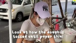 Gaya Seksi Penjual Martabak Pisang di Thailand Bikin Salfok!