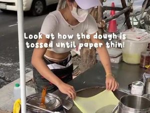 Gaya Seksi Penjual Martabak Pisang di Thailand Bikin Salfok! Gaya Seksi Penjual Martabak Pisang di Thailand Bikin Salfok!