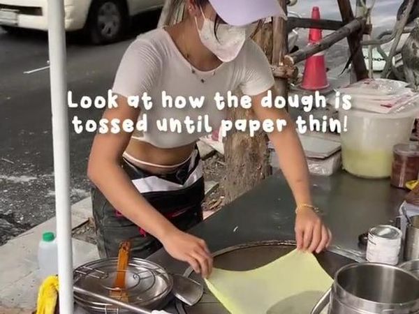 Gaya Seksi Penjual Martabak Pisang di Thailand Bikin Salfok!