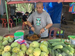 Wajib Coba, Nikmatnya Makan Rujak Bumbu Rumbia Khas Sabang