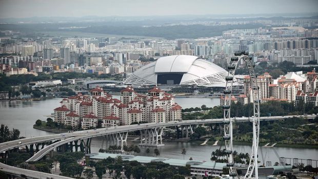 A general view of Sheares bridge (left), private housing (C) and national stadium (dome)  in Singapore on November 20, 2014.  Singapore's domestic wholesale trade dropped 5.7 percent in the July-September quarter compared to a year ago, the government said November 20. AFP PHOTO/ROSLAN RAHMAN (Photo by ROSLAN RAHMAN / AFP)