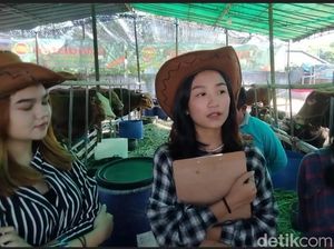 Suka Duka SPG Penjual Hewan Ternak Kurban di Surabaya Suka Duka SPG Penjual Hewan Ternak Kurban di Surabaya