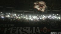 Kondisi ini membuat kecewa puluhan ribu The Jakmania yang hadir langsung ke stadion. Mereka sudah membayar mahal tiket, tapi laga terhenti karena permasalah kelistrikan di stadion. 