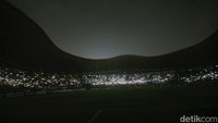 Sebagai informasi, tiket laga ini dijual dengan harga yang cukup tinggi. Untuk kategori termurah dilepas dengan harga Rp 150 ribu. Harga tersebut cukup tinggi dibandingkan dengan laga-laga Persija di stadion yang sama pada musim lalu. Sebagai perbandingan, tiket laga Liga 1 Persija di stadion yang sama dilepas dengan harga Rp 85 ribu. Pukul 21.25 WIB, lampu stadion sudah menyala lagi.