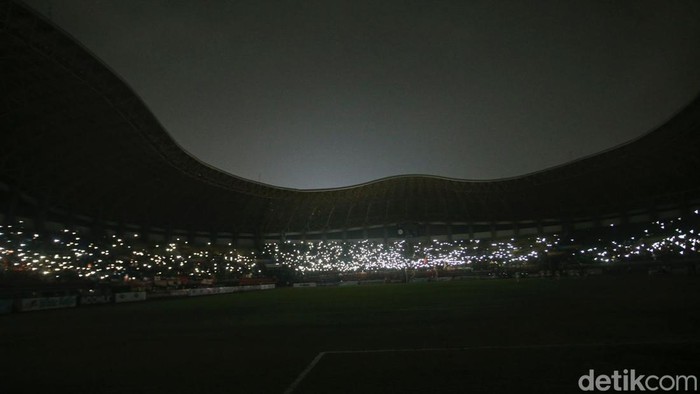 Laga uji coba Persija Jakarta Vs Ratchaburi dihiasi padamnya lampu Stadion Patriot Chandrabhaga. Pencahayaan stadion padam saat laga berjalan 15 menit, Minggu (25/6/2023).