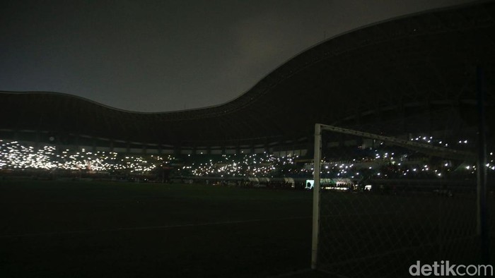 Stadion Patriot Bekasi Mati Lampu, Laga Persija Vs Ratchaburi Terhenti Laga uji coba Persija Jakarta Vs Ratchaburi dihiasi padamnya lampu Stadion Patriot Chandrabhaga. Pencahayaan stadion padam saat laga berjalan 15 menit, Minggu (25/6/2023).