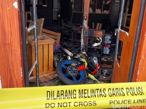Satu Motor Terbakar Buntut Tawuran yang Dipicu Tewasnya Mahasiswa di Malang Satu Motor Terbakar Buntut Tawuran yang Dipicu Tewasnya Mahasiswa di Malang
