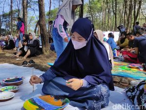 Ribuan Siswa dan Seniman Melukis Bersama SBY di Pantai Pancer Door Pacitan