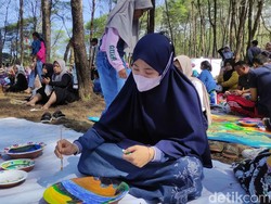 Ribuan Siswa dan Seniman Melukis Bersama SBY di Pantai Pancer Door Pacitan