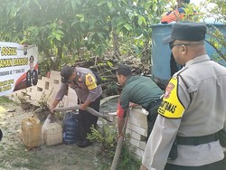 Desa di Ngawi Mulai Kekeringan, Polri-TNI Droping Air Bersih