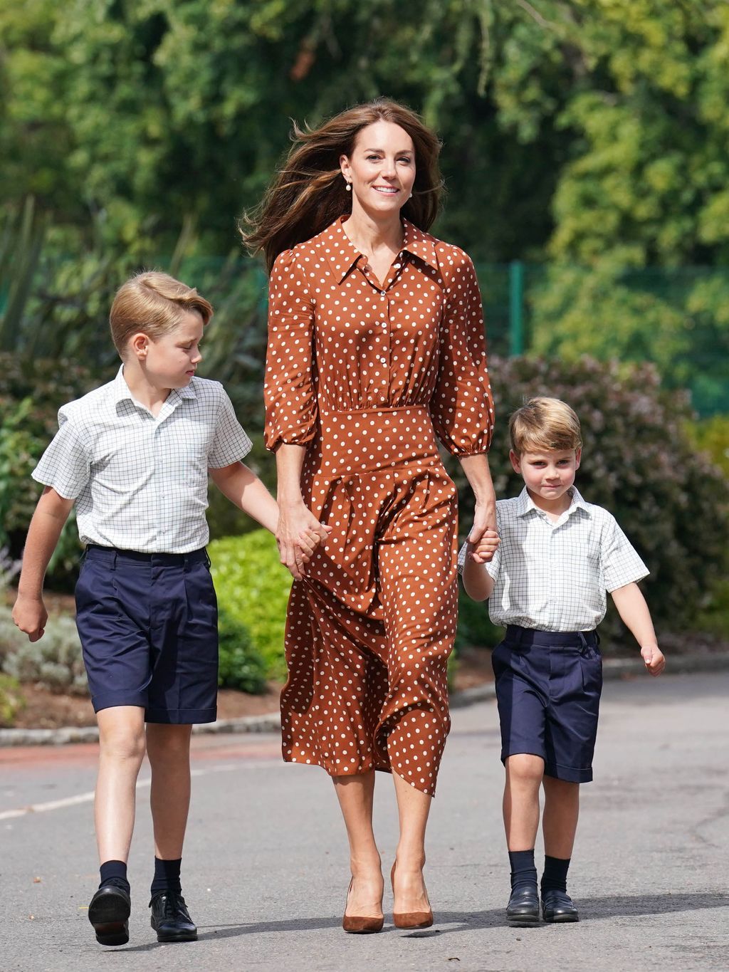 BRACKNELL, ENGLAND - SEPTEMBER 07: (EDITORS NOTE: Retransmission with alternate crop.) Prince George and Prince Louis accompanied by their mother Catherine, Duchess of Cambridge, arrive for a settling in afternoon at Lambrook School, near Ascot on September 7, 2022 in Bracknell, England. The family have set up home in Adelaide Cottage in Windsor's Home Park as their base after the Queen gave them permission to lease the four-bedroom Grade II listed home. (Photo by Jonathan Brady - Pool/Getty Images)