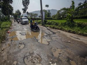 Akses Jalur Wisata di Bogor Rusak Parah