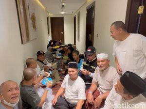 Saat Anggota DPR Lesehan Makan Bareng Jemaah Haji Demak di Makkah