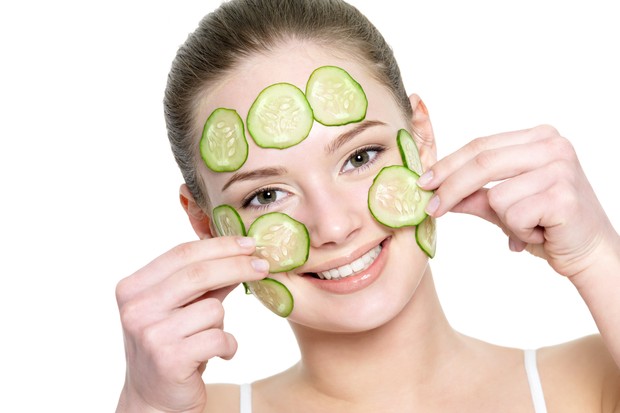 Masker timun bermanfaat untuk mencerahkan dan melembapkan kulit wajah