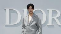 7 Gaya Cha Eun Woo di Paris Fashion Week 2023, Bajunya Dikritik Netizen