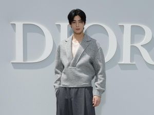 7 Gaya Cha Eun Woo di Paris Fashion Week 2023, Bajunya Dikritik Netizen 7 Gaya Cha Eun Woo di Paris Fashion Week 2023, Bajunya Dikritik Netizen