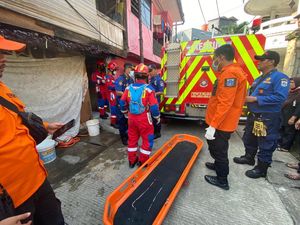 Pria Berbobot 100 Kg di Jaksel Meninggal, Damkar Bantu Evakuasi Pria Berbobot 100 Kg di Jaksel Meninggal, Damkar Bantu Evakuasi