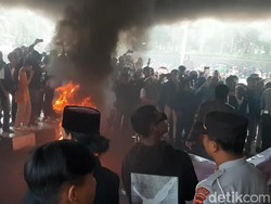 Demo Warga Tuntut Perbaikan Jalan di Tasik Diwarnai Aksi Bakar Ban