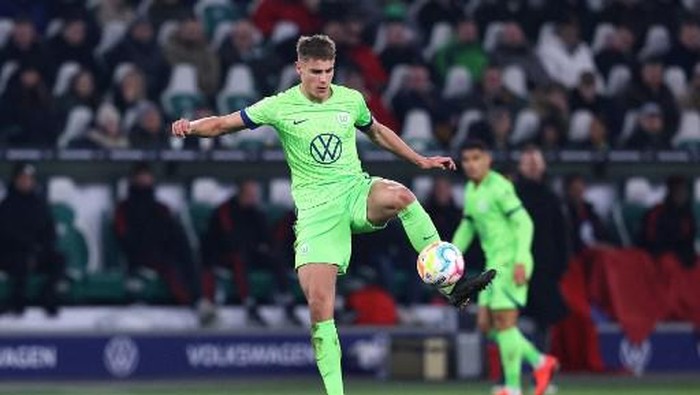 Wolfsburgs Dutch defender Micky van de Ven plays the ball during the German first division Bundesliga football match between VfL Wolfsburg and FC Bayern Munich in Wolfsburg, Germany on February 5, 2023. (Photo by Ronny Hartmann / AFP) / DFL REGULATIONS PROHIBIT ANY USE OF PHOTOGRAPHS AS IMAGE SEQUENCES AND/OR QUASI-VIDEO