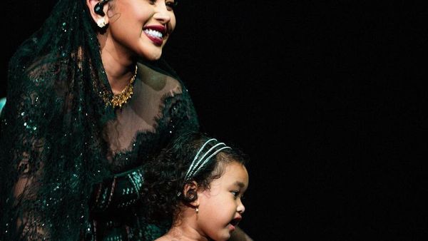 8 Momen Haru Saat Mutia Ayu dan Gewa Bertemu Glenn Fredly