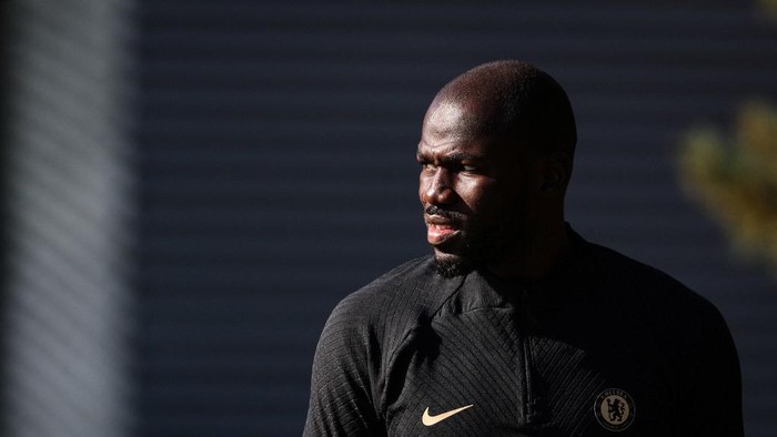 Chelsea's Senegalese defender Kalidou Koulibaly arrives to attend a team training session at Chelsea's Cobham training facility in Stoke D'Abernon, southwest of London on October 10, 2022, on the eve of their UEFA Champions League group E football match against AC Milan. (Photo by Adrian DENNIS / AFP)