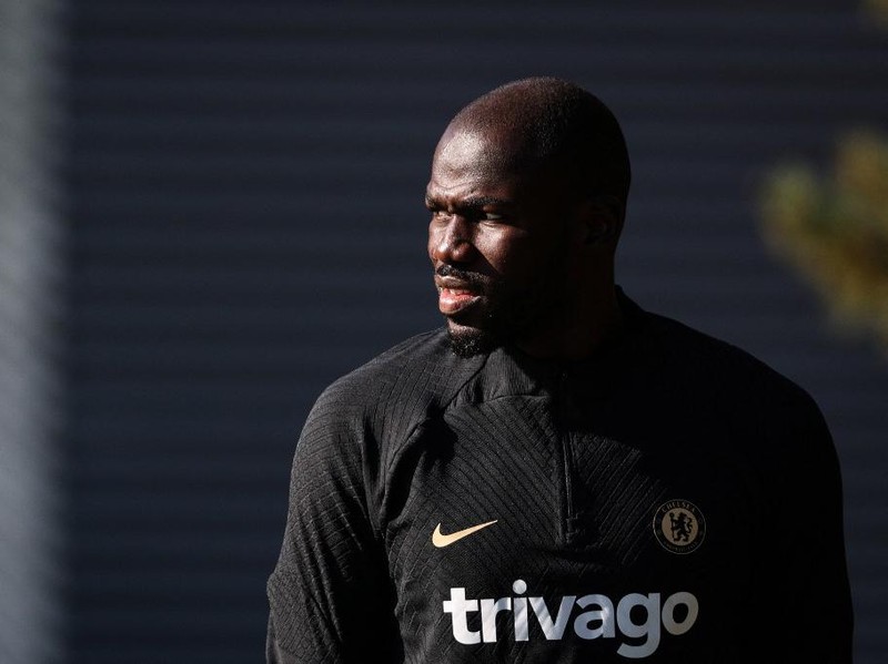Chelsea's Senegalese defender Kalidou Koulibaly arrives to attend a team training session at Chelsea's Cobham training facility in Stoke D'Abernon, southwest of London on October 10, 2022, on the eve of their UEFA Champions League group E football match against AC Milan. (Photo by Adrian DENNIS / AFP)