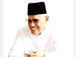 Kala KH Ali Yafie Salat Jumat di Tengah Jalan