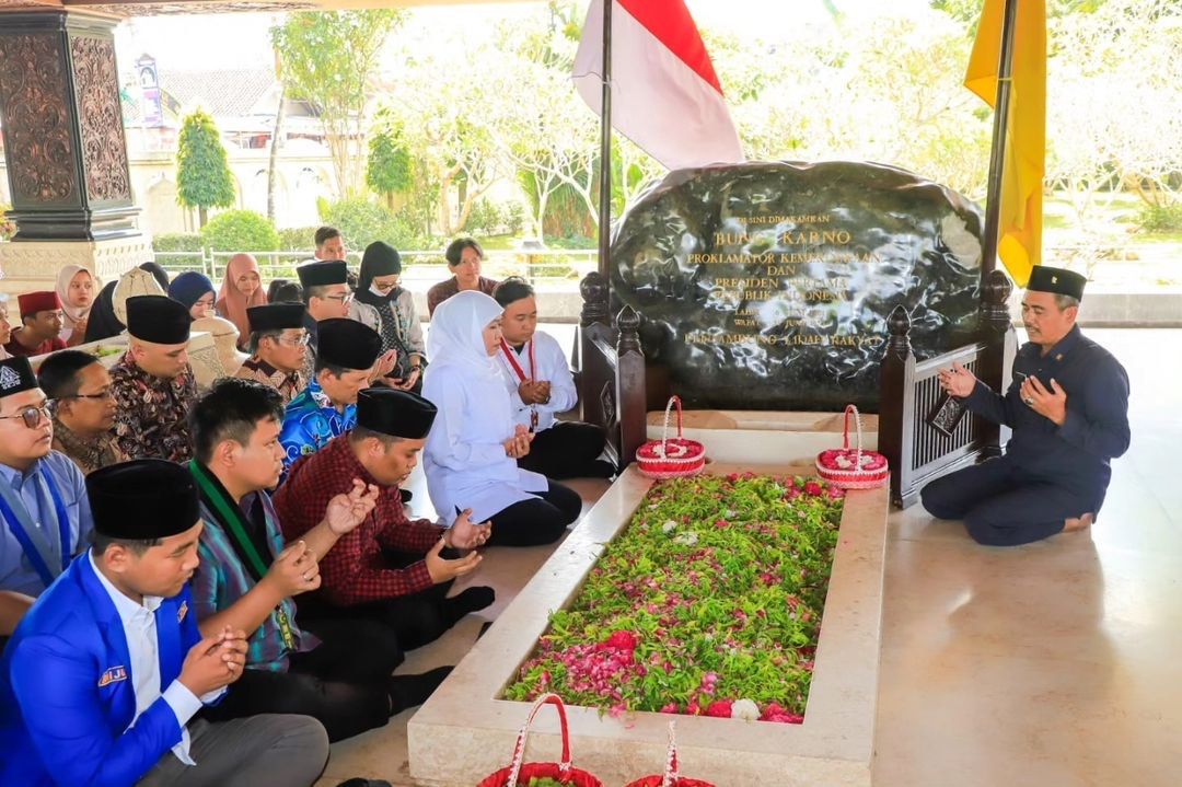 Gubernur Jawa Timur Khofifah Indar Parawansa, berziarah ke makam Presiden Pertama RI Soekarno (Bung Karno), di Blitar, Minggu (25/6).