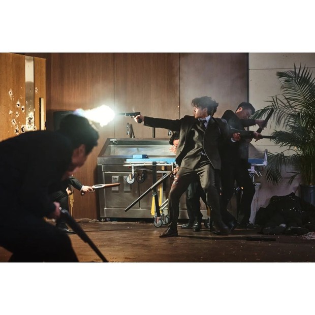 Kim Seon Ho tampil brutal dan jago menembak dalam film The Childe