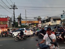 Banyak Pengendara Melanggar, Lalin Simpang Kampung Utan Macet Parah!