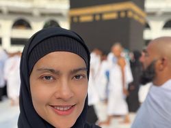 Perjalanan Spiritual Lola Amaria: Cium Hajar Aswad -Ingin Tawaf Sesuai Jumlah Usia