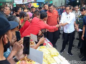 Momen Jokowi Blusukan di Pasar Palmerah
